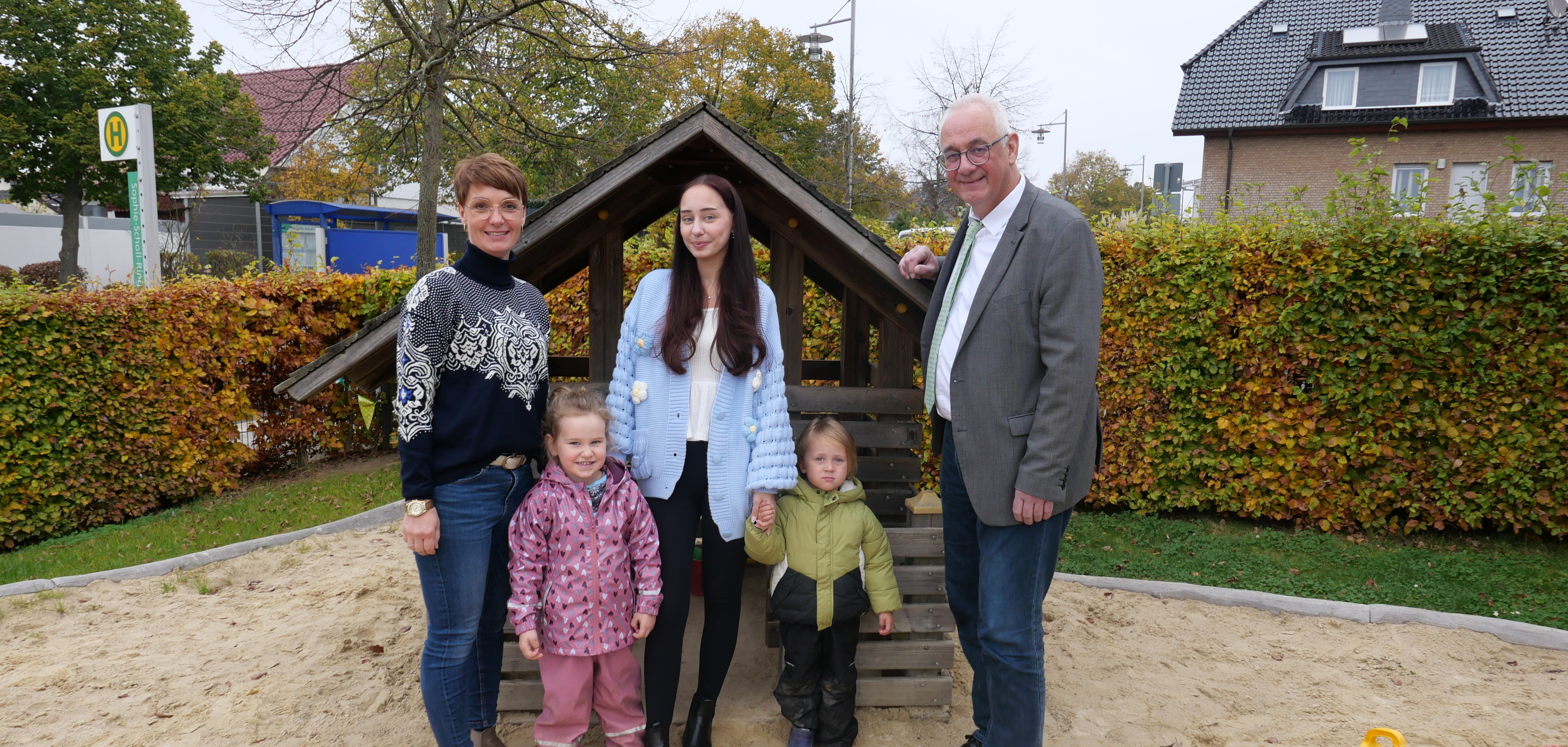 Berufspraktikantin Angelina-Sophie Reuß (M.) freute sich gemeinsam mit ihrer Vorgesetzten Sonja Nitschke (l.) über den Besuch von Bürgermeister Uwe Jäger an ihrem Arbeitsplatz in der Kindertagesstätte Lindenberg.