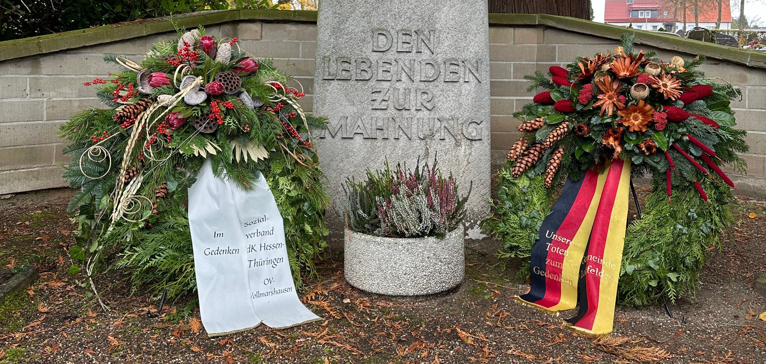 An allen drei Ehrenmalen wurden am 17.11.2024 Kränze der Gemeinde Lohfelden und des Sozialverbandes VdK niedergelegt.
