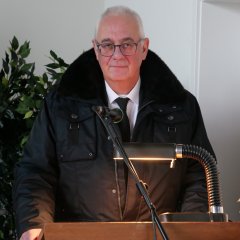 Bürgermeister Uwe Jäger während seiner Volkstrauertragsrede in der Friedhofskapelle auf dem Hauptfriedhof in der Bergstraße.