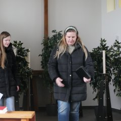 Pfarrerin Alina Erhardt-Niebeling sprach ein Gebet gemeinsam mit der Konfirmandin Carina Gärtner.