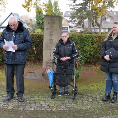 Bürgermeister Uwe Jäger verlas auf dem Friedhof Bergstraße das Totengedenken, daneben Waltraud Delmes vom VdK Lohfelden (M.) und Pfarrerin Alina –Ehrhardt Niebeling.