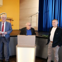 Seniorenbeiratsvorsitzender Karl Schäffer (M.) begrüßte gemeinsam mit Bürgermeister Uwe Jäger (l.) und Gemeindevertretervorsitzendem Norbert Thiele (r.) die zahlreichen Gäste.