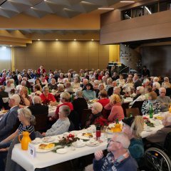 Rund 250 Seniorinnen und Senioren trafen sich am 1. Dezember bei Kaffee und Kuchen zur diesjährigen Senioren-Weihnachtsfeier im Bürgerhaus.