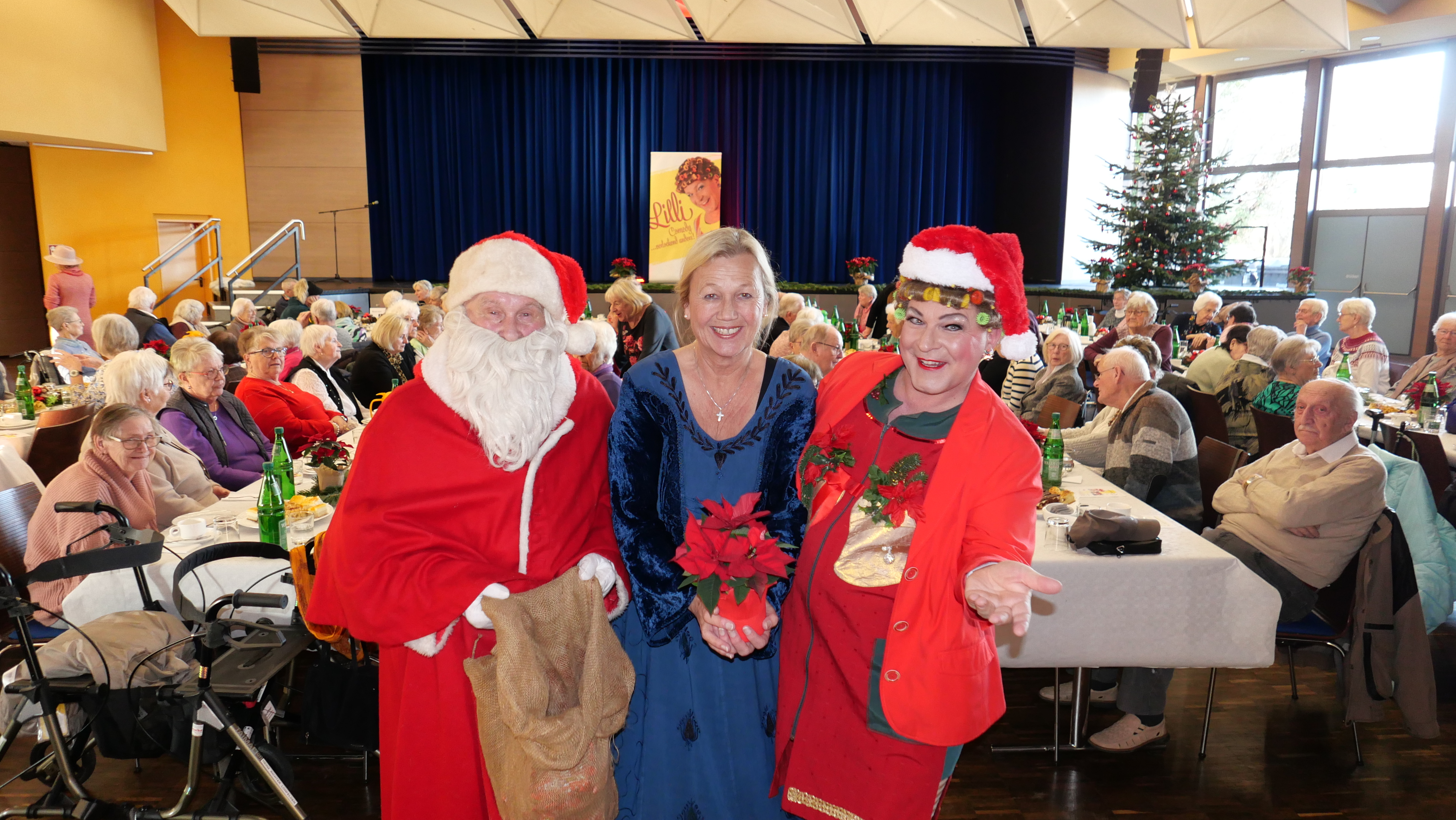 Die drei Hauptakteure des Nachmittags im vollen Bürgerhaus.