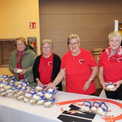 Die Mitglieder der AWO Ortsverein Lohfelden verteilten nach der Feier wieder die von der AWO gesponserten Weihnachtsstollen an die Gäste.