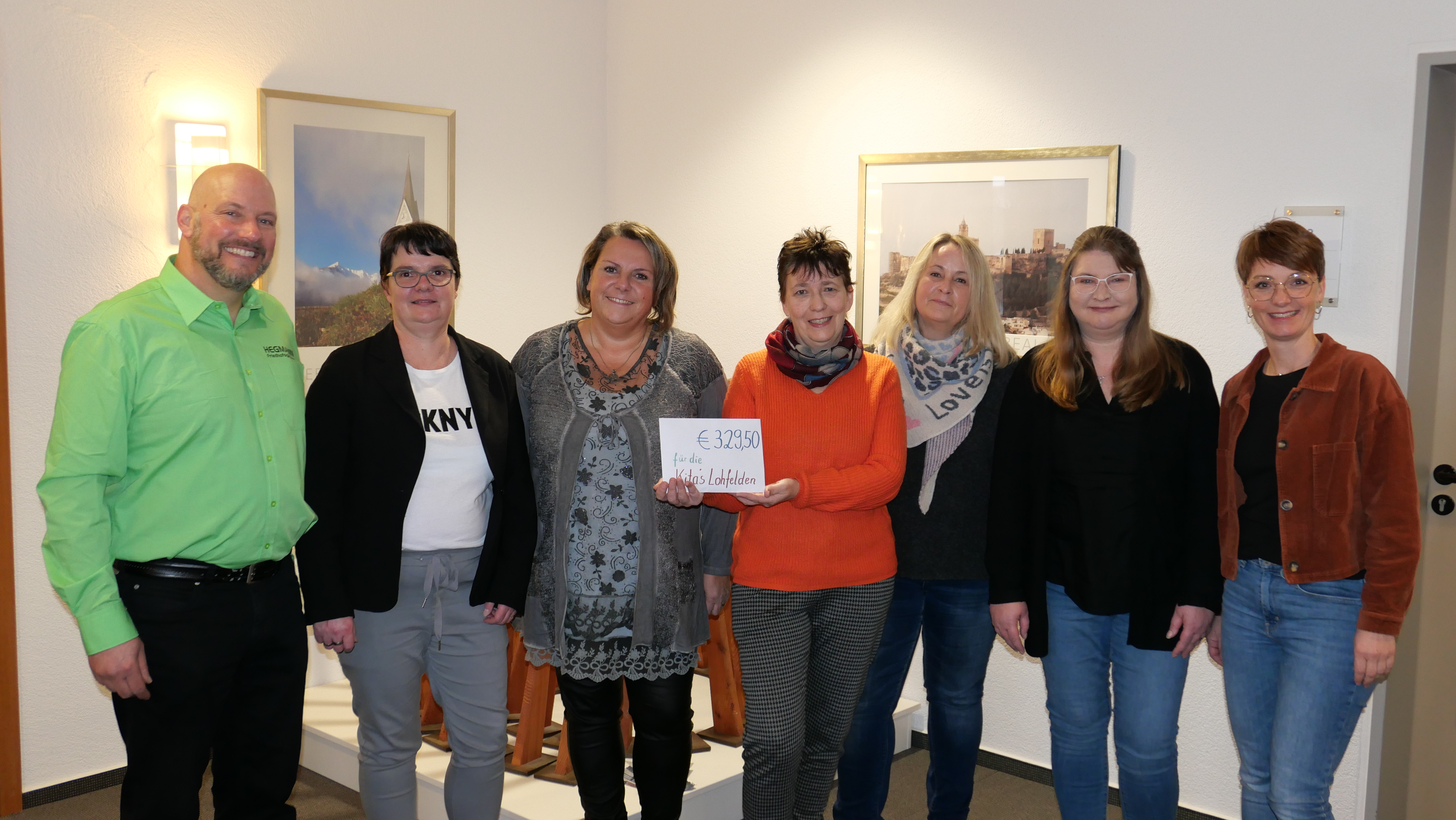 Freuten sich sehr über den Spenden-Scheck von Friedhofsgärtner Markus Hegmann (l.) am 4. Dezember im Rathaus (v.l.n.r.): Melanie Loos, Leiterin der KiTa Löwenzahn, Claudia Hesse, Leiterin der KiTa Vollmarshausen, Leiterin der KiTa Die Kleinen Strolche, Anni Kuhlmann, Claudia Pristl, Leiterin der KiTa Lo-Hüpfer, Tanja Schurzfeld, Leiterin der KiTa Ochshausen und Sonja Nitschke, Leiterin der KiTa Lindenberg.