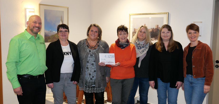 Freuten sich sehr über den Spenden-Scheck von Friedhofsgärtner Markus Hegmann (l.) am 4. Dezember im Rathaus (v.l.n.r.): Melanie Loos, Leiterin der KiTa Löwenzahn, Claudia Hesse, Leiterin der KiTa Vollmarshausen, Leiterin der KiTa Die Kleinen Strolche, Anni Kuhlmann, Claudia Pristl, Leiterin der KiTa Lo-Hüpfer, Tanja Schurzfeld, Leiterin der KiTa Ochshausen und Sonja Nitschke, Leiterin der KiTa Lindenberg.