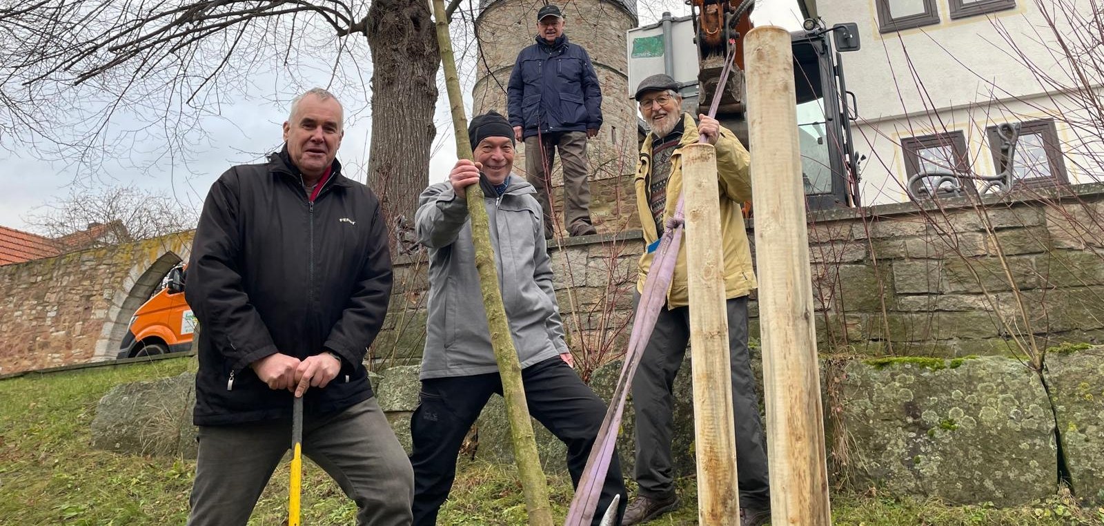 Walther Meiß von der Lokalen Agenda Umwelt- und Naturschutz sowie die beiden Sprecher der Geschichtswerkstatt, Volker Wagner und Herbert Brethauer, freuen sich über die Neupflanzung.