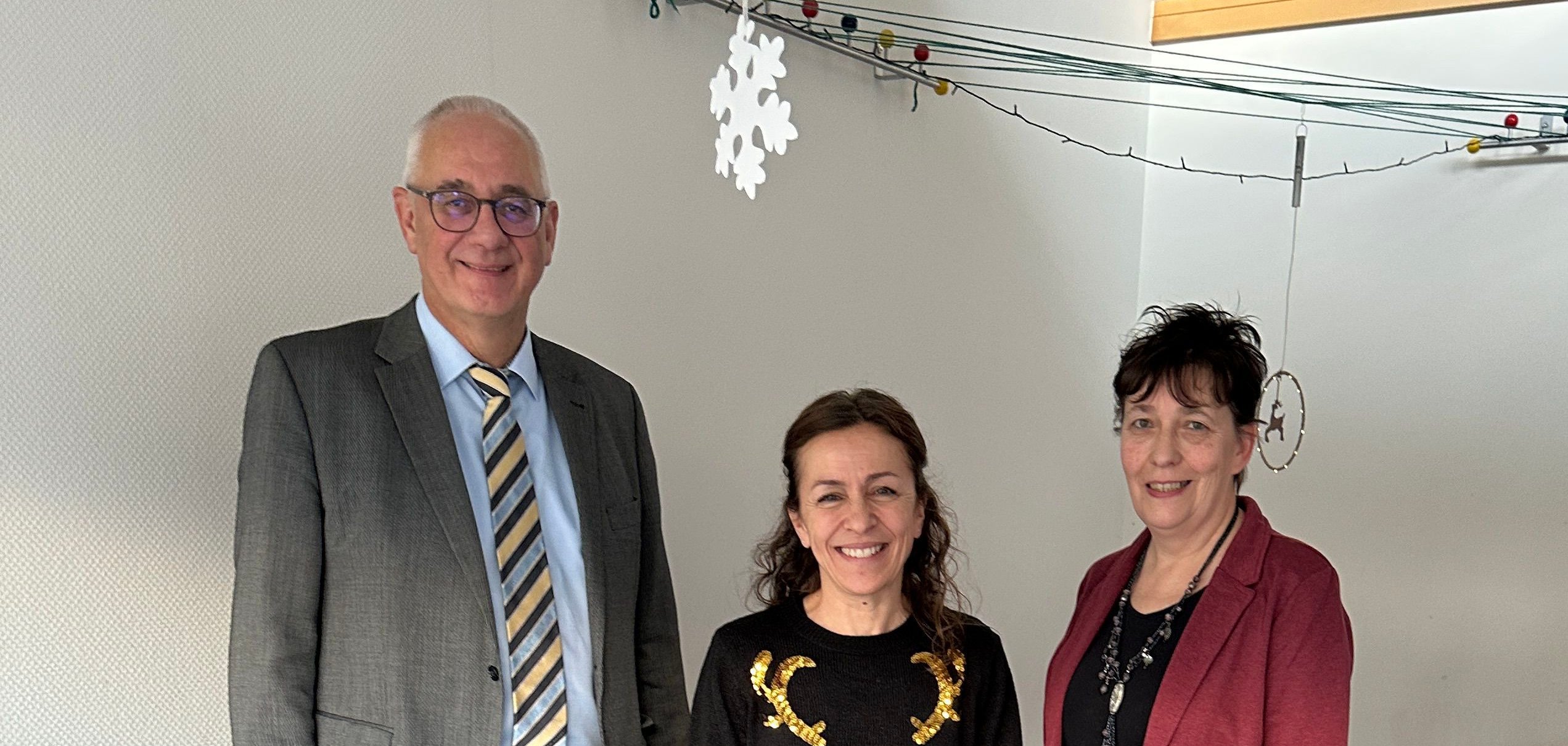 Berufspraktikantin Miriam Meyer (M.) freute sich gemeinsam mit ihrer Vorgesetzten Anni Kuhlmann (r.) über den Besuch von Bürgermeister Uwe Jäger an ihrem Arbeitsplatz in der Kindertagesstätte „Die kleinen Strolche“ im Quellenweg.