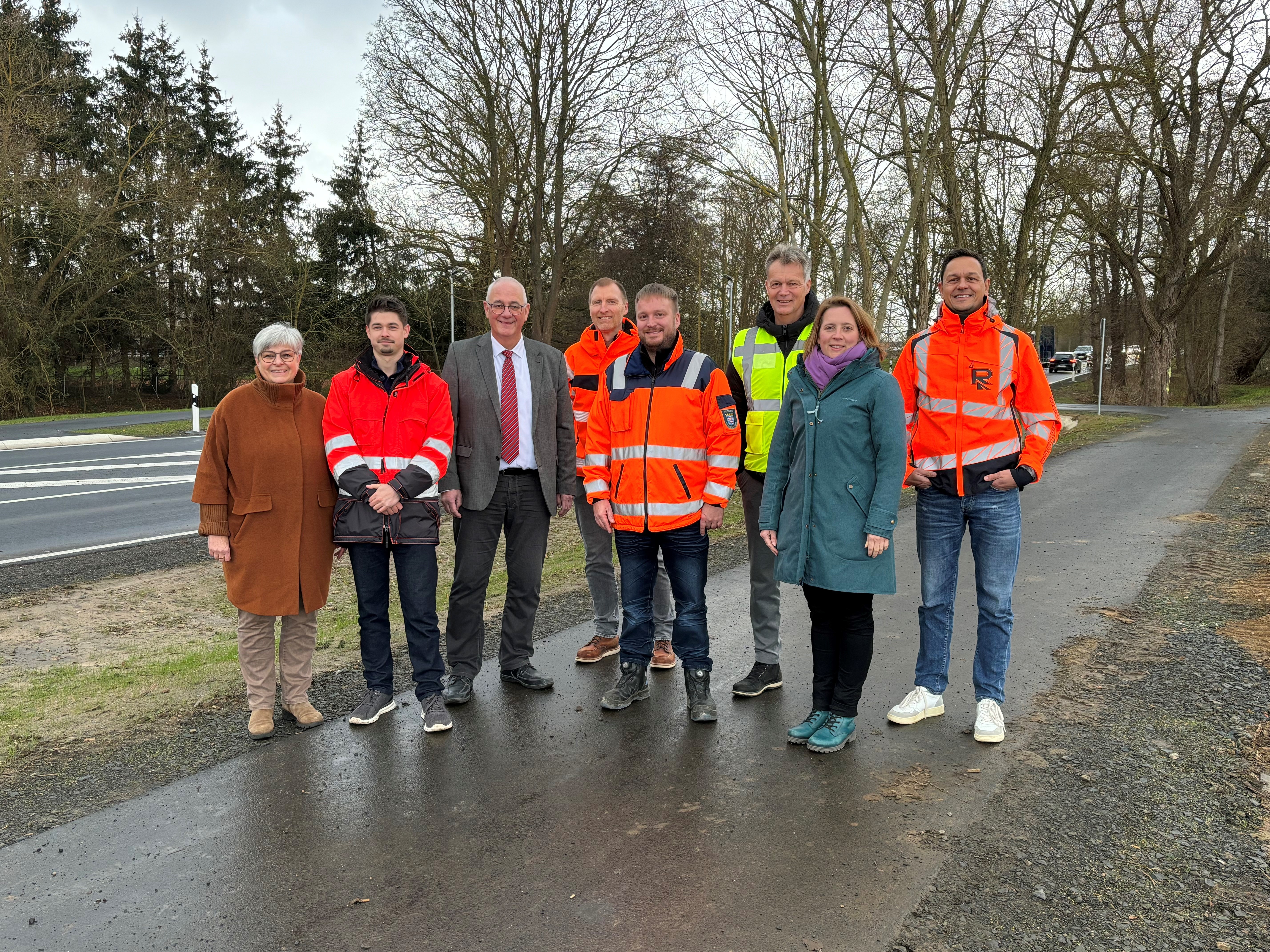 Die Kreisstraße 8 zwischen Lohfelden-Vollmarshausen und Lohfelden-Ochshausen ist saniert und der Verkehr kann wieder fließen. Zur abschließenden Begutachtung kamen zusammen: (v.li.) Jutta Kothe und Marlon Werner (Gemeinde Lohfelden), Bürgermeister Uwe Jäger, Volker Löwer und Sebastian Giesder (beide Hessen Mobil), Karsten Krohne und Dr. Christina Grebe (beide Landkreis Kassel und Swen Meier (Firma Rohde). 