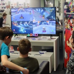 Je vier Rennfahrerinnen und Rennfahrer lieferten sich ein Kopf-an-Kopf-Rennen beim Mario-Kart-Battle.
