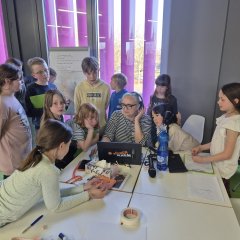 Podcasterin Lena Stenz erklärt den Kindern, die man eine Podcast-Folge herstellt und schneidet.