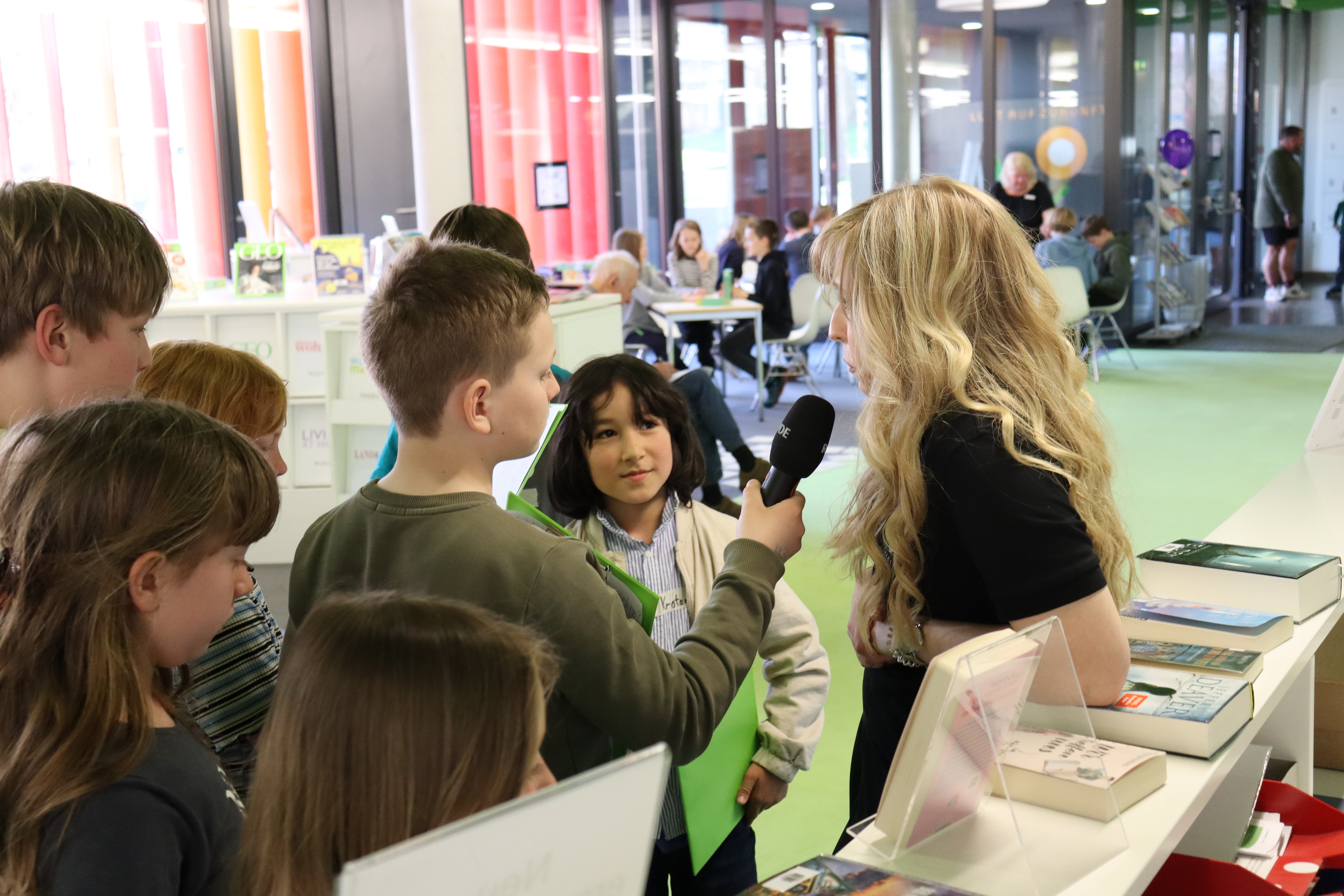 Die Kinder interviewen Louisa Theis (kommissarische Bücherei-Leitung) für den Podcast BÜCHERALARM (erscheint bald überall, wo es Podcasts gibt).