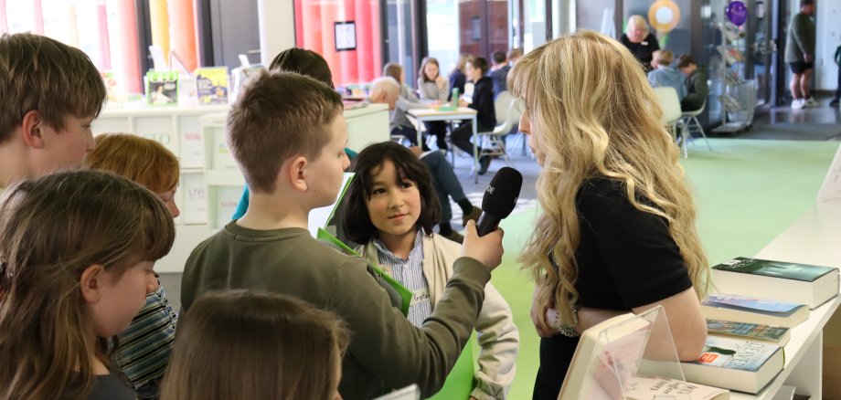 Die Kinder interviewen Louisa Theis (kommissarische Bücherei-Leitung) für den Podcast BÜCHERALARM (erscheint bald überall, wo es Podcasts gibt).