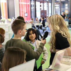 Die Kinder interviewen Louisa Theis (kommissarische Bücherei-Leitung) für den Podcast BÜCHERALARM (erscheint bald überall, wo es Podcasts gibt).