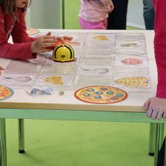 Mit den kleinen Bee-Bots konnten Kinder ihre ersten Erfahrungen im Programmieren sammeln und sich so ihre Pizza belegen.