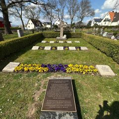 Eine Gedenktafel erinnert an die 1942 durch ein Unglück verstorbenen 12 Ochshäuser Schuljungen.