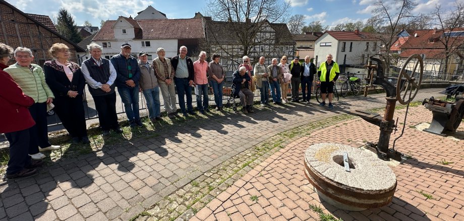 Viele interessierte Bürgerinnen und Bürger waren zur Einweihung des Mühlsteins am Eco Pfad Lohfelden gekommen.
