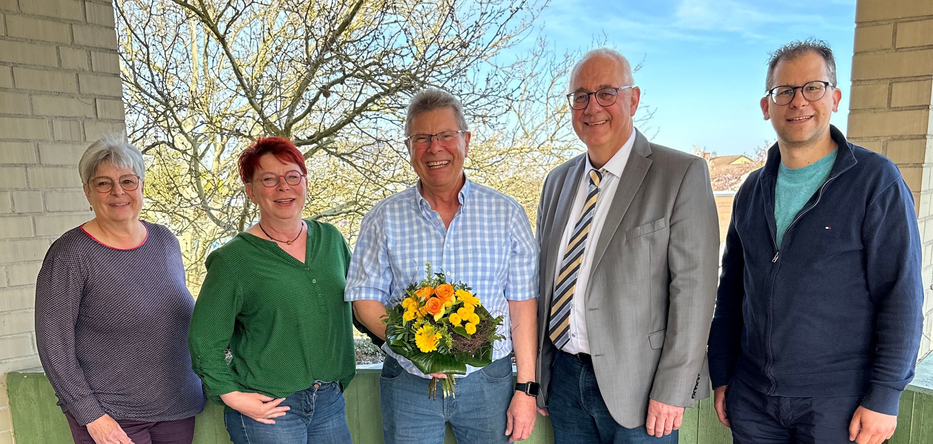 Günter Mengel (M.) wurde am 15.04.2025 nach fast 18-jähriger Tätigkeit bei der Gemeinde Lohfelden in den Ruhestand verabschiedet. Bürgermeister Uwe Jäger (2.v.r.), Personalratsmitglied Boris Fiegand (r.) sowie Fachbereichsleiterin Sylvia Holz (2.v.l. und stv. Fachbereichsleiterin Jutta Kothe (l.)