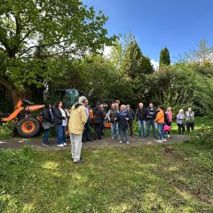Die Teilnehmerinnen und Teilnehmer an der Pflanzung des „Baum des Jahres“ am 25.04. am Roten Weg. 