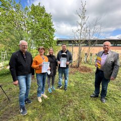 Bürgermeister Uwe Jäger bedankte sich bei Familie Heerdt als Baumpatinnen und Baumpaten der Echten Mehlbeere: Rita, Uwe, Vanessa + Maik Heerdt und Leonie Hornung, sowie der Rot-eiche: Jasmin und Dominik Heerdt mit dem neugeborenen Louis.