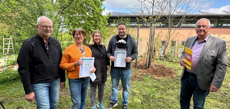 Bürgermeister Uwe Jäger bedankte sich bei Familie Heerdt als Baumpatinnen und Baumpaten der Echten Mehlbeere: Rita, Uwe, Vanessa + Maik Heerdt und Leonie Hornung, sowie der Rot-eiche: Jasmin und Dominik Heerdt mit dem neugeborenen Louis.