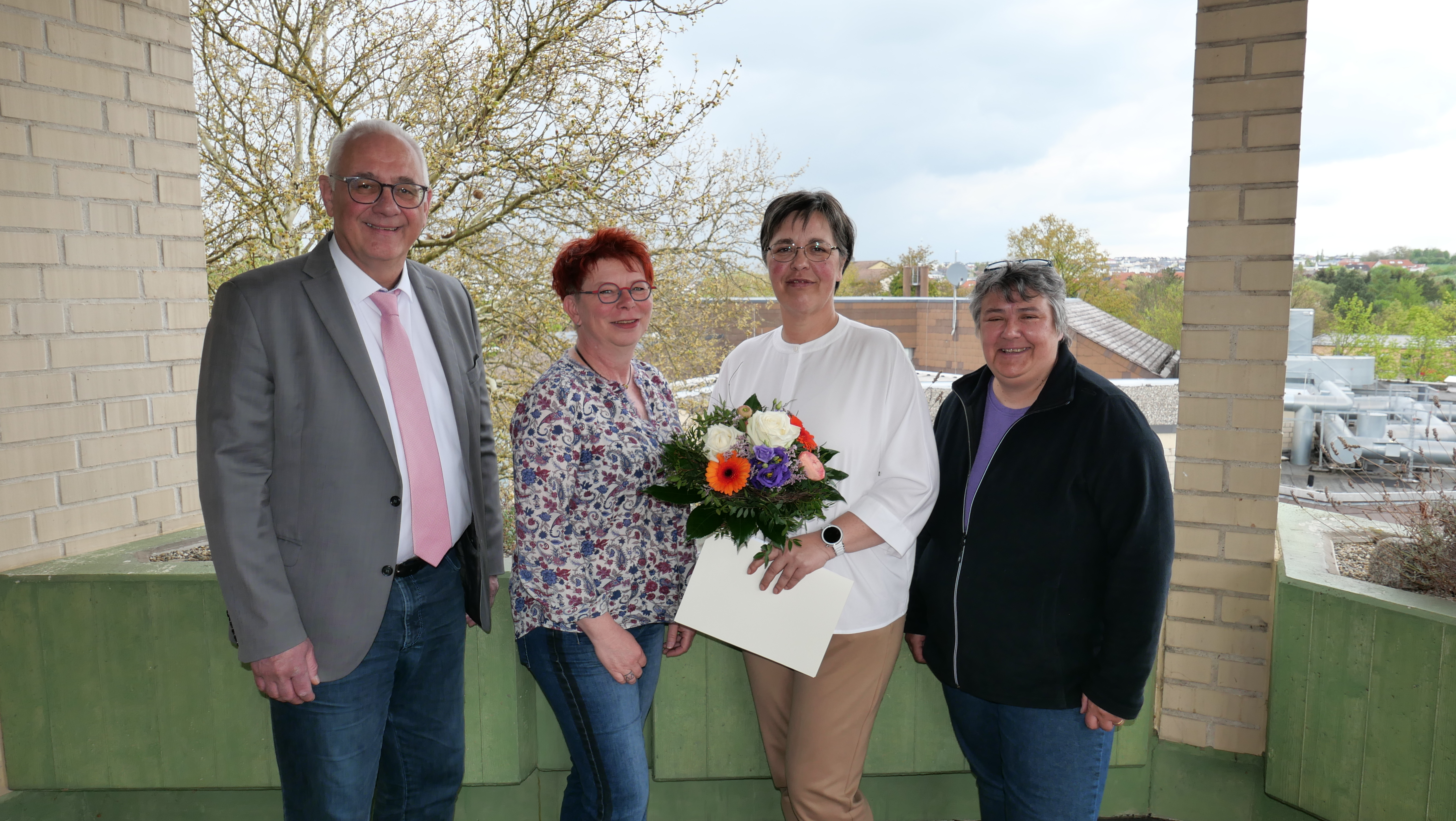 Gratulierten der auf dem gemeindlichen Bauhof tätigen Christina Dannheisig (2.v.r.) am 22. April im Rathaus herzlich zu ihrem 25-jährigen Dienstjubiläum (v.l.n.r.): Bürgermeister der Gemeinde Lohfelden, Uwe Jäger, Leiterin des Fachbereichs Bauen und Wohnen und Vorgesetzte der Jubilarin, Sylvia Holz, sowie Vorsitzende des Personalrats, Lena Steffek-Herbold.