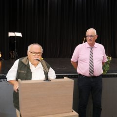 Begrüßung Schäffer-Jäger.JPG: Vorsitzender des Seniorenbeirates Karl Schäffer (l.) und Bürgermeister Uwe Jäger hießen die Seniorinnen und Senioren herzlich willkommen. Blick in den Saal.