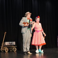 Das Clowns-Duo Kluntje & Matjes präsentierten Lieder auf der Ukulele.