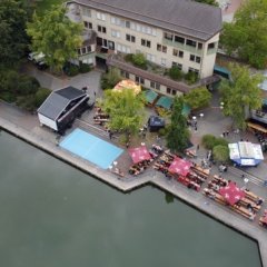 Luftbild der Seeterrasse hinter dem Rathaus mit Bestuhlung und Matte für die Sportakrobatinnen der SVH Kassel.