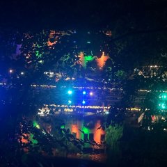 orange-grüne Strahler auf See und Rathaus gerichtet