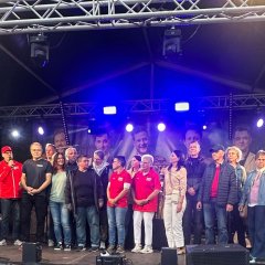 Große Gruppe Menschen auf der Bühne.