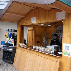 Blick in eine Verkaufshütte, in der Süßigkeiten angeboten werden.