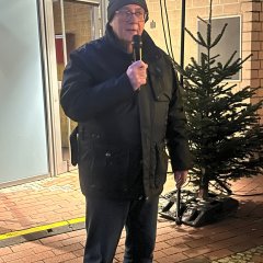 Bürgermeister Uwe Jäger eröffnete den Weihnachtsmarkt am 5. Dezember um 17 Uhr und wünschte allen Besucherinnen und Besuchern viel Spaß und der Veranstaltung einen guten Verlauf.