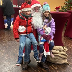 Der Nikolaus erwartete die Kinder am Samstagnachmittag im Bürgerhausfoyer; Elisa und Max hatten erfolgreich ihr Nikolaus-Gedicht aufgesagt.