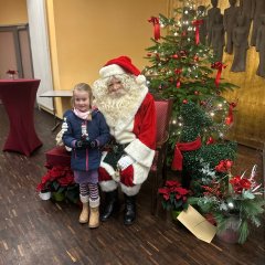 Der Weihnachtsmann besuchte am Freitag und am Sonntag den Weihnachtsmarkt, hier freut sich Lea (6) über den Schoko-Weihnachtsmann. 