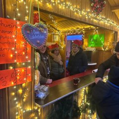 Schöne Stände auf dem Platz vor dem Rathaus.