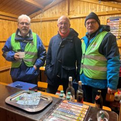 Viele Glühweinstände, hier die Hütte des Dorffestausschusses.