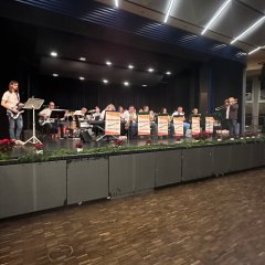 Das Orchester Lohfelden spielte am Freitagabend für die Weihnachtsmarkt-Gäste.