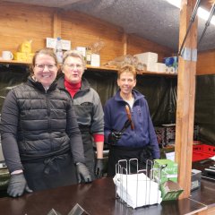 Viele Stände, hier „Wochenmarkt-Chefin“ Christine Althans mit ihrem Team, sorgten für das leibliche Wohl der Besucherinnen und Besucher.
