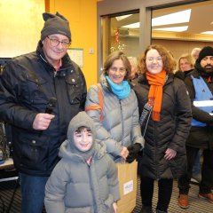 Tolle Preise wurden am Samstagabend beim großen Lohfelden-Quiz verlost. Bürgermeister Uwe Jäger wurde unterstützt von Enno (6), Tanja Weiß-Thalmann mit Hotelgutscheinen von der Gemeinde Berg im Drautal sowie Heike Klein von Öffentlichkeitsarbeit der Gemeinde Lohfelden.