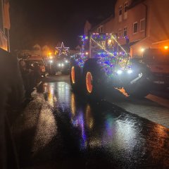 Die großartig beleuchteten Traktoren erfreuten die Weihnachtsmarkt-Besucherinnen und -Besucher am Samstagabend.