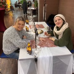 Merian Bouaichia versah die Hände der Besucherinnen und Besucher mit Tattoos, hier besucht Katrin Neubecker den Nachbarstand ihrer Bascetta-Sterne. 