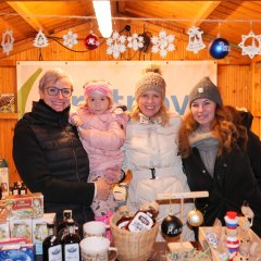 Renáta Portlová und Frau Zlata Lokvencová aus Trutnov verkauften Holzspielzeug aus dem Riesengebirge und informierten gemeinsam mit der Sprecherin des Freundeskreises Trutnov, Eva Eichholz (l.), über Lohfeldens Partnerstadt!