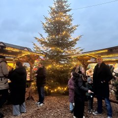 Gut besucht war der Weihnachtsmarkt 2025 an allen drei Tagen! Besonders beliebt waren die überdachten Tische rund um den Weihnachtsbaum.