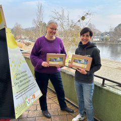 Die stellvertretende Schulleiterin der Regenbogenschule, Julia Kreß (r.), nahm die Solarsets am 10.02. von Klimaschutzmanagerin Ursula Paul in Empfang und bedankte sich herzlich.