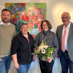 Gratulierten der im Sachgebiet Öffentlichkeitsarbeit und Kultur tätigen Heike Klein am 5. Februar im Rathaus herzlich zu ihrem 25-jährigen Dienstjubiläum (v.l.n.r.): Kai Hast, Leiter des Fachbereiches 1 Verwaltung und Ordnung, Vorsitzende des Personalrats, Lena Steffek-Herbold, und Bürgermeister der Gemeinde Lohfelden, Uwe Jäger.