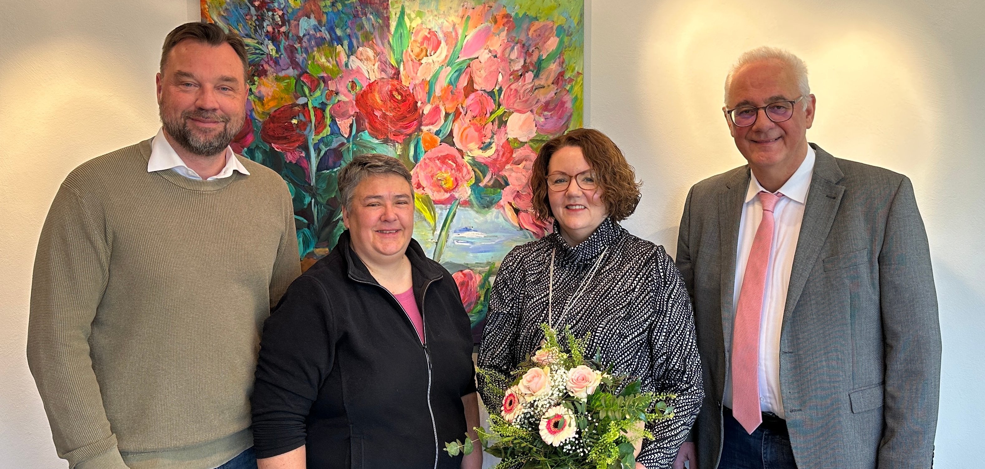 Gratulierten der im Sachgebiet Öffentlichkeitsarbeit und Kultur tätigen Heike Klein am 5. Februar im Rathaus herzlich zu ihrem 25-jährigen Dienstjubiläum (v.l.n.r.): Kai Hast, Leiter des Fachbereiches 1 Verwaltung und Ordnung, Vorsitzende des Personalrats, Lena Steffek-Herbold, und Bürgermeister der Gemeinde Lohfelden, Uwe Jäger.