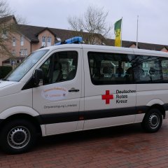 Der Senioren-Einkaufsbus fährt durch alle drei Ortsteile Lohfeldens und ermöglicht den Lohfeldener Seniorinnen und Senioren Einkäufe in den Lebensmittelgeschäften. Das Fahrzeug wird der Gemeinde Lohfelden vom DRK Ortsverein Lohfelden zur Verfügung gestellt. - Link öffnet seitenüberlagerndes Dialog-Fenster
