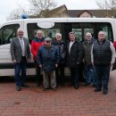Die ehrenamtlichen Fahrer des Senioren-Einkaufsbusses (v.l.n.r.): Jörg Seeger, der kürzlich aus dem Fahrdienst ausgeschiedene, langjährige Fahrer Hans-Hermann Becker, Klaus Stephan, Markus Reubert, Hilmar Bärthel und Horst Bertram gemeinsam mit Bürgermeister Uwe Jäger (l.), Vorsitzendem des Seniorenbeirates, Karl Schäffer (3.v.l.) und Seniorenbeauftragter Katharina Schaub am 06.02. auf dem Rathausvorplatz. Nicht auf dem Foto zu sehen ist der ehrenamtliche Fahrer Thomas Imgrund.